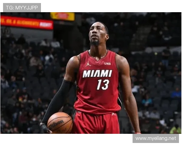 毕包中场普拉多晒小腿流血照质疑欧联杯半决赛主裁判判罚引发热议